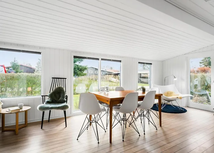 3 Bedroom Beautiful In ヒュールスミンネ